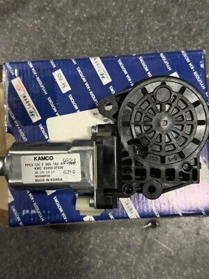 824502f000 Mobis Kia Cerato Sol Ön Cam Motoru 2002-09 ürün görseli 1