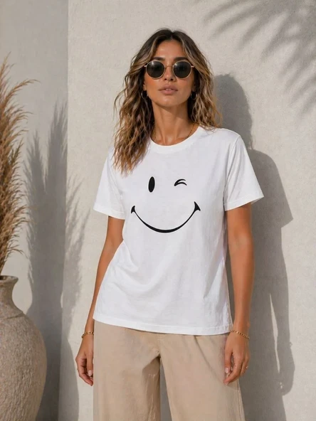 Kadın Minimal Gülümseyen Yüz Baskılı Tişört Kısa Kol Yazlık T-shirt - Beyaz ürün görseli 1