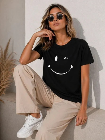 Kadın Minimal Gülümseyen Yüz Baskılı Tişört Kısa Kol Yazlık T-shirt - Siyah ürün görseli 1