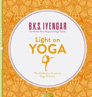 Light On Yoga: The Definitive Guide To Yoga Practice ürün görseli 1