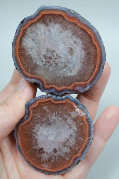 Terracotta Turuncusu ve Lavanta Rengi Kalsedon Bandı ile Bantlı Siyah Deniz Akik Taşı ve Buz Gibi Beyaz Kuvars Çekirdeği ürün görseli 1