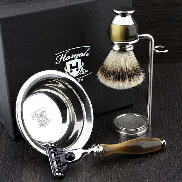 Simüle Boynuz ve Nikel 4 Parça Erkek Tıraş Seti, Gillette Mach 3 (Değiştirilebilir Başlıklı) Tıraş Makineleriyle birlikte. HARYALI LONDRA tarafından yeniden tasarlandı ürün görseli 1