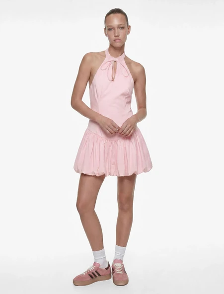 Kolsuz Slim Fit Fiyonk Detaylı Halter Yaka Mini Balon Elbise ürün görseli 1