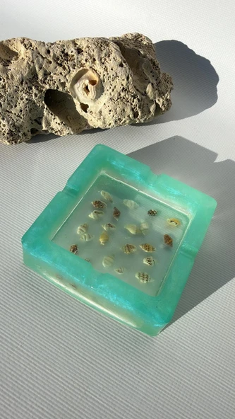 Parlak Su Yeşili Sedefli Şeffaf Renkli Küçük Deniz Kabuğu Süslemeli Kare Şeklinde Kül Tablası Küllük El Yapımı Epoksi Hediyelik ürün görseli 1