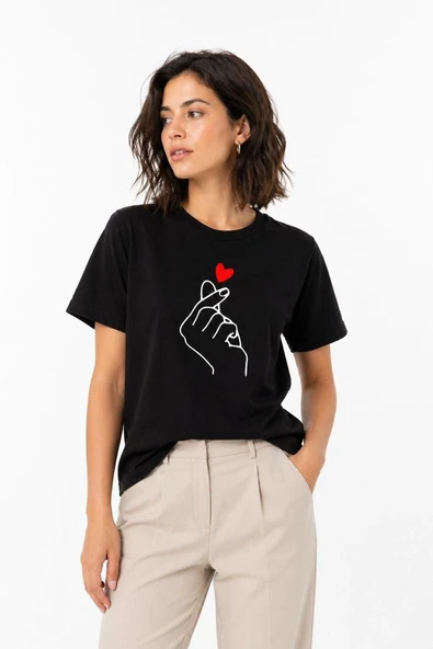 Kadın Kore Parmak Kalp Aşk Temalı Minimal Baskılı Tişört Yazlık Kısa Kol T-Shirt - Siyah ürün görseli 1
