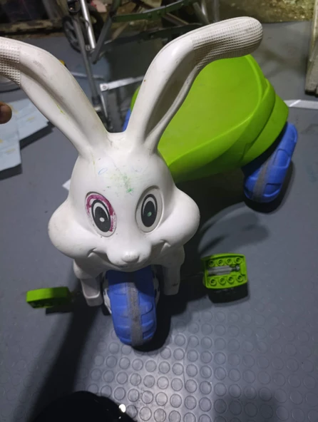 Plastik çocuk bisikleti ikinci el ürün görseli 1