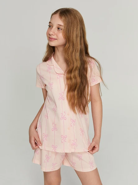 LCW Kids Pembe Gömlek Yaka Fiyonk Desenli Kız Çocuk Şortlu Pijama Takımı ürün görseli 1