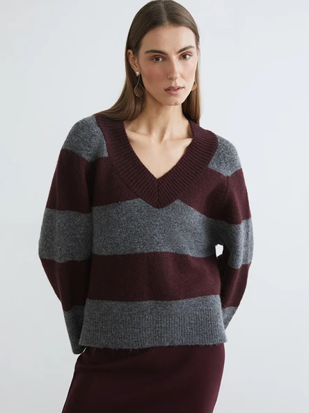 LCWAIKIKI Classic Bordo V Yaka Çizgili Oversize Kadın Triko Kazak ürün görseli 1