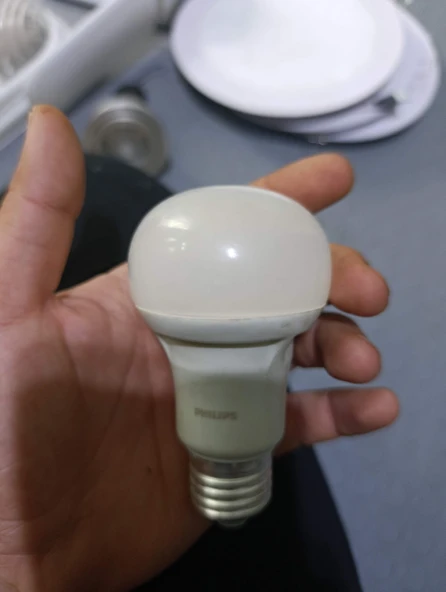 Philips 4 watt beyaz LED tasarruflu sağlam normal duy e27 2 adet ikinci el ürün görseli 1