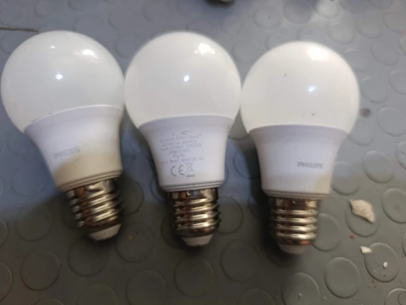 Philips 5 watt LED ampul beyaz 3 adet ikinci el ürün görseli 1