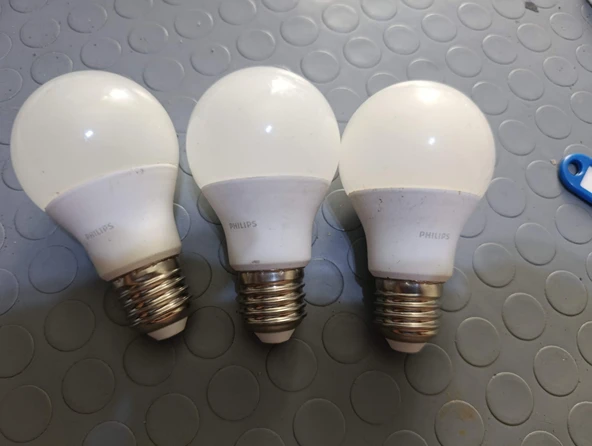 Philips 9 watt LED ampul beyaz 3 adet ikinci el ürün görseli 1
