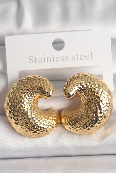 Pirinç Gold Renk Yılan Sırtı İşlemeli Yarım Halka Model Kadın Küpe ürün görseli 1