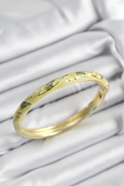 Mineli Pirinç Fıstık Yeşili Yaprak Motifli Gold Renk Kadın Kelepçe ürün görseli 1