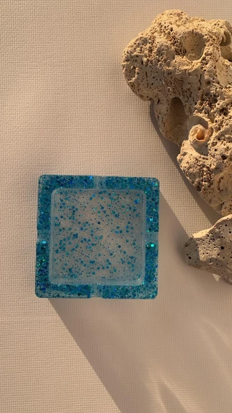 Şeffaf Renkli Mavi Glitter ve Sim Süslemeli Kare Şekil Dekoratif Kül Tablası Küllük El Yapımı Epoksi Hediyelik ürün görseli 1