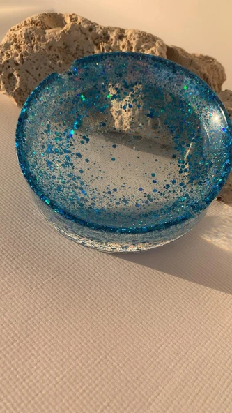 Şeffaf Renkli Mavi Glitter ve Sim Süslemeli Yuvarlak Şekil Dekoratif Kül Tablası Küllük El Yapımı Epoksi Hediyelik ürün görseli 1