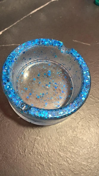 Şeffaf Renkli Mavi Glitter ve Sim Süslemeli Küçük Yuvarlak Şekil Dekoratif Kül Tablası Küllük El Yapımı Epoksi Hediyelik ürün görseli 1