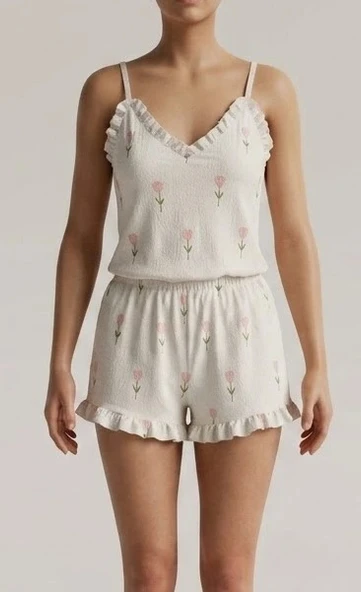 Terletmeyen Rahatlık: Çiçek Desenli Askılı Şortlu Pijama Takımı ürün görseli 1