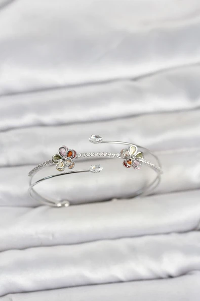 Gümüş Renk Pirinç Zirkon Taşlı Çiçek Model Kadın Bileklik TJ-BB8522 ürün görseli 1