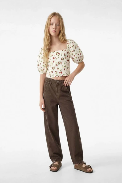 Koton Kız Çocuk Keten Viskon Karışımlı Gipeli Slim Fit Poplin Kare Yaka Crop Balon Kollu Çilek Desenli Bluz ürün görseli 1