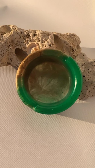 Parlak Çim Yeşili ve Gold Renkli Yuvarlak Şekilli Dekoratif Kül Tablası Küllük El Yapımı Epoksi Hediyelik ürün görseli 1