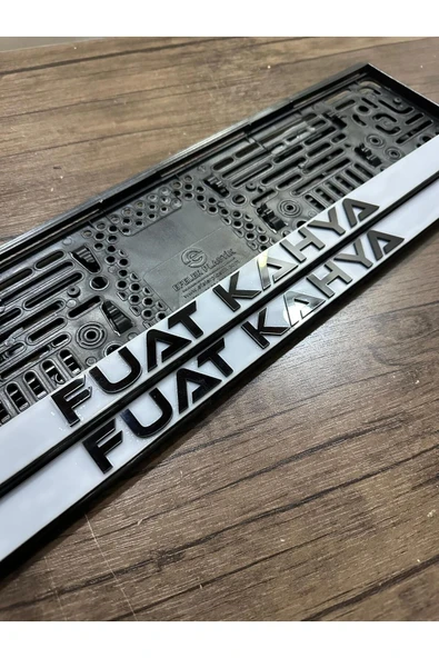 BEYAZ ÜSTÜ SİYAH PLEKSİ KABARTMALI ARABA PLAKALIK ürün görseli 1