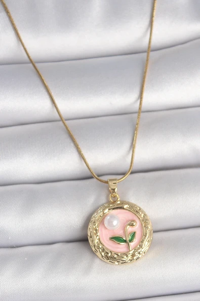 316L Çelik Gold Renk Zincir Pembe Çiçek İşlemeli Inci Detay Portre Model Kadın Kolye ürün görseli 1