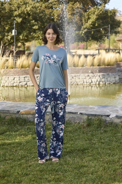 Çiçek ve Yaprak Desenli ve Baskılı Pijama Takımı ürün görseli 1
