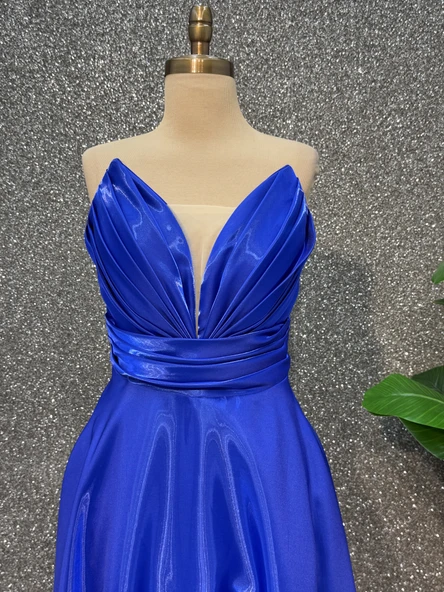 Drape Detaylı Straplez Saten Abiye - Resim 2