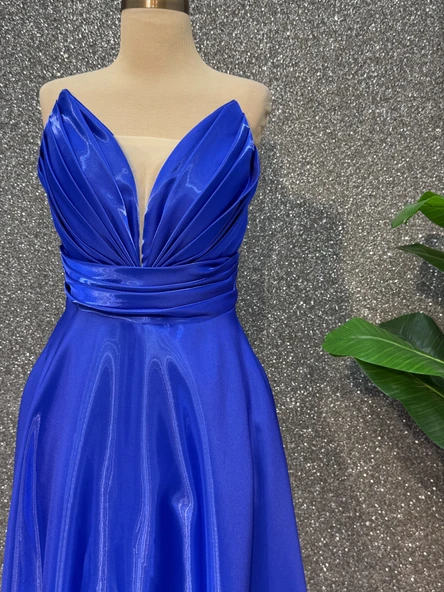 Drape Detaylı Straplez Saten Abiye - Resim 3