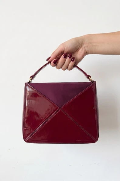 Bordo Parlak Geometrik Desenli Kadın Omuz Çantası – Şık & Minimal Tasarım ürün görseli 1