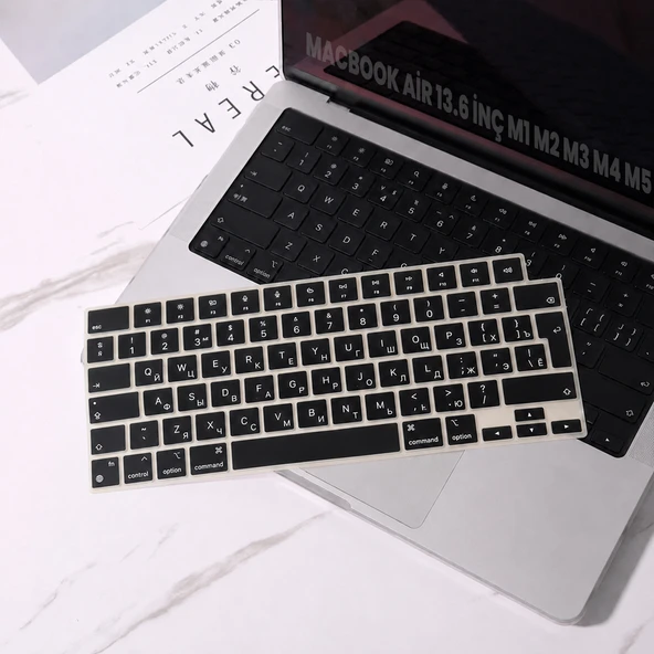 MacBook Air 13.6 İnç M2 M3 M4 M5 A2681 A3113 A3240 A3449 Uyumlu Rusça İngilizce Q Klavye Koruyucu ürün görseli 1