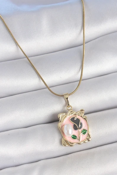 316L Çelik Gold Renk Zincir Pembe Mineli Çiçek İşlemli İnci Detay Portre Model Kadın Kolye ürün görseli 1