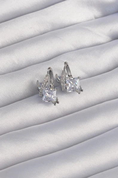 Pirinç Gümüş Renk İri Zirkon Taşlı Kıvrımlı Minimal Kelebekli Halka Küpe ürün görseli 1