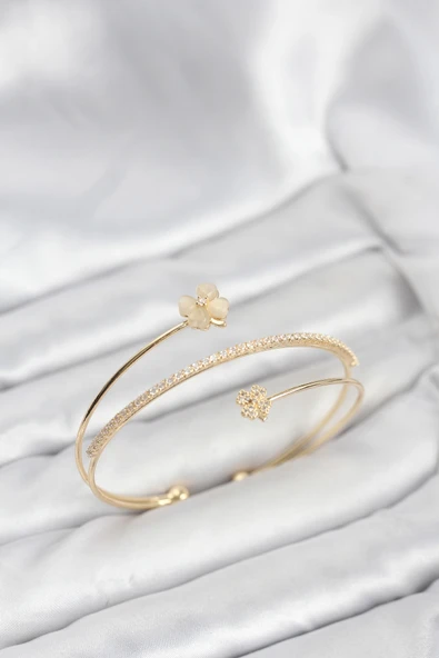 Mey İthalat® Yonca Çiçek Model Pirinç Gold Renk Kadın Bileklik ürün görseli 1