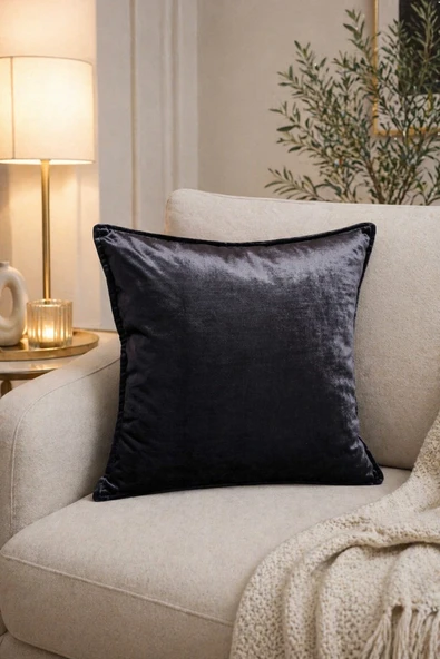 Tasarım Premium dokuma kadife antrasit kırlent kılıfı; lüks, yumuşak dokusu ve modern şıklığıyla salon dekorasyonunun vazgeçilmezi.” ürün görseli 1