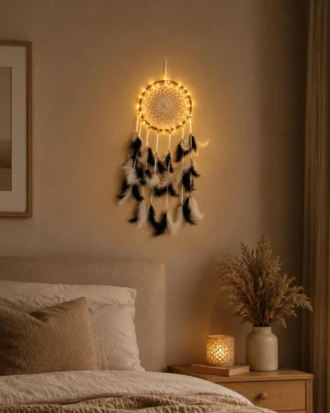 Düş Kapanı LED Işıklı Siyah Beyaz Tüylü El Yapımı Bohem Duvar Süsü Düş Kapanı LED Işıklı Siyah Beyaz Tüylü El Yapımı Bohem Duvar Süsü Çapı 22 cm uzunluk 60 cm ürün görseli 1
