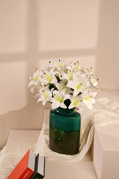 Beyaz Yapay Lilyum Çiçeği 9 Dallı Premium Canlı Islak Dokulu 55 cm ürün görseli 1