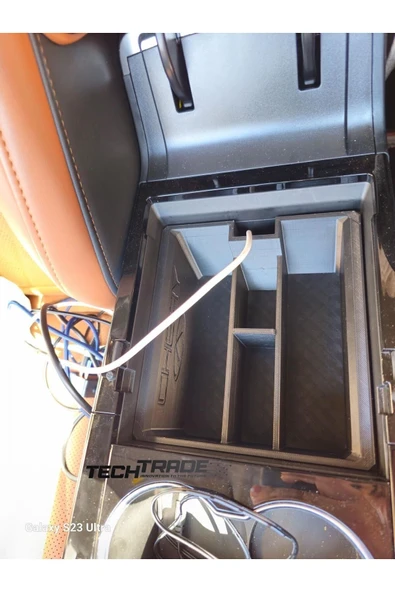 Chery Tiggo 8 Pro Kolçak Organizer-4 Bölmeli Chery Yazılı (AVANTGARDE MODELLERE UYUMLU DEĞİLDİR) ürün görseli 1