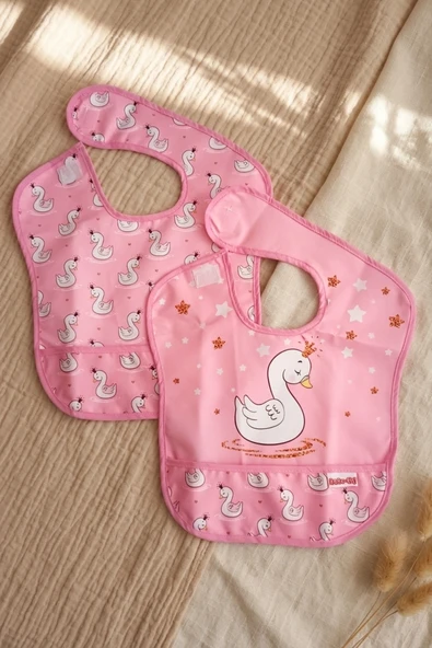Swan Princess 2'li Sıvı Geçirmez Mama Önlüğü Seti - Pembe Kuğu Desenli, Kırıntı Cepli Ve Leke Tutmaz Bebek Önlüğü 0-12 Ay ürün görseli 1