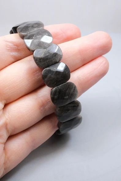 Gece Gökyüzünün Gümüş Şifası: Parlak Oval Faset Kesim Silver Obsidyen Bileklik ürün görseli 1