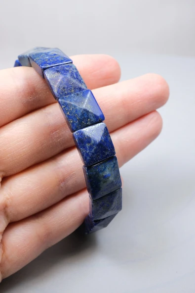 Kralların Asil Mavisi ve Bilgeliğin Işıltısı: Parlak Kare Kesim Lapis Lazuli Bileklik ürün görseli 1
