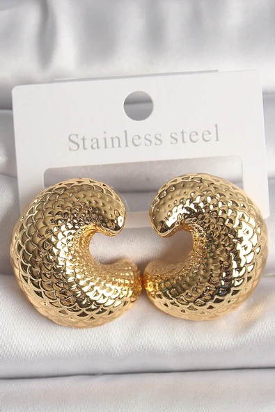 Pirinç Gold Renk Yılan Sırtı İşlemeli Yarım Halka Model Kadın Küpe ürün görseli 1