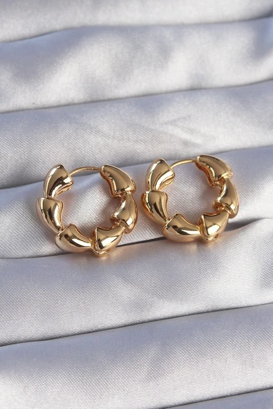 Pirinç Gold Renk Damla Kıvrım Tasarımlı Halka Küpe ürün görseli 1