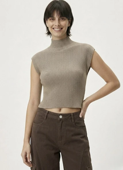 Kadın Yarım Balıkçı Yaka Fitilli Triko Kolsuz Crop Bluz - Bej ürün görseli 1