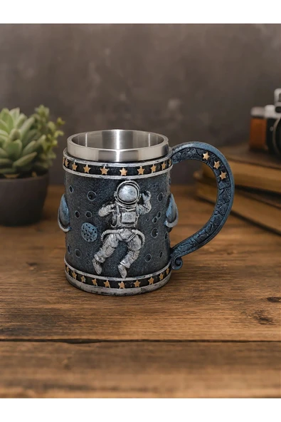 Wolawood 3D Astronot Tasarımlı Kupa Bardak – Uzay Temalı Dekoratif Premium Mug | Paslanmaz Çelik İç Hazneli, Şık ve Dayanıklı Kahve & Çay Kupası | Hediyelik Özel Tasarım Astronot Bardak ürün görseli 1