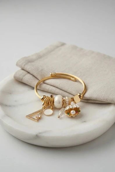 Beyaz Deniz Kabuğu Model Gold Renk Charmlı Bileklik ürün görseli 1