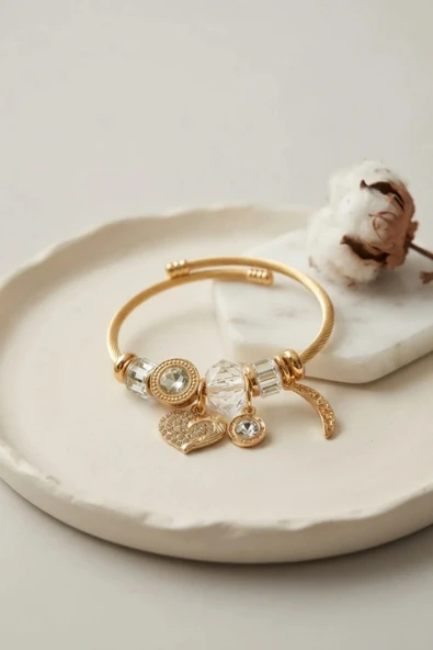 Kalp Model Gold Renk Beyaz Charmlı Bileklik ürün görseli 1