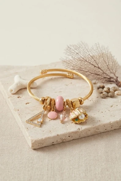Pembe Deniz Kabuğu Model Gold Renk Charmlı Bileklik ürün görseli 1