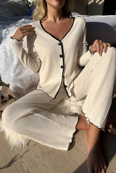 Kadın Beyaz Örme Kumaş V Yaka Düğmeli Rahat Şık Pijama Takımı ürün görseli 1