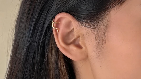 Kadın Küçük Adam Figürlü Kulak Manşeti Altın Renk Ear Cuff Klipsli Küpe Tek Beden Şık Takı ürün görseli 1